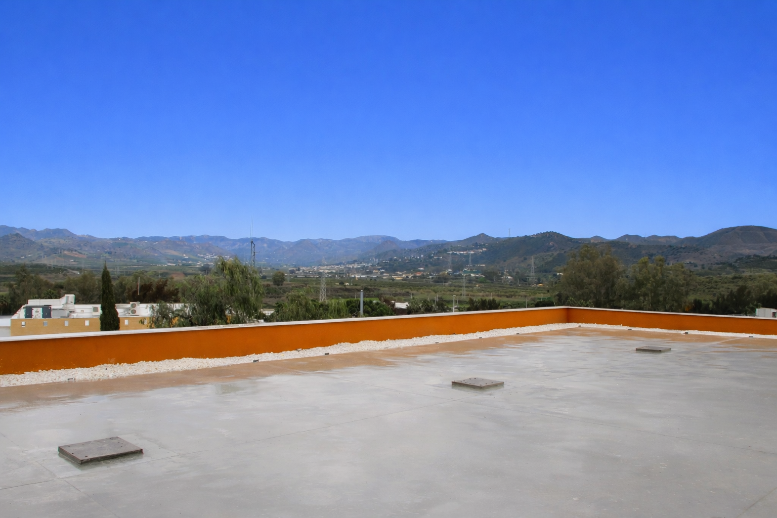 Terraza en azotea con vistas y zona de estancia al atardecer