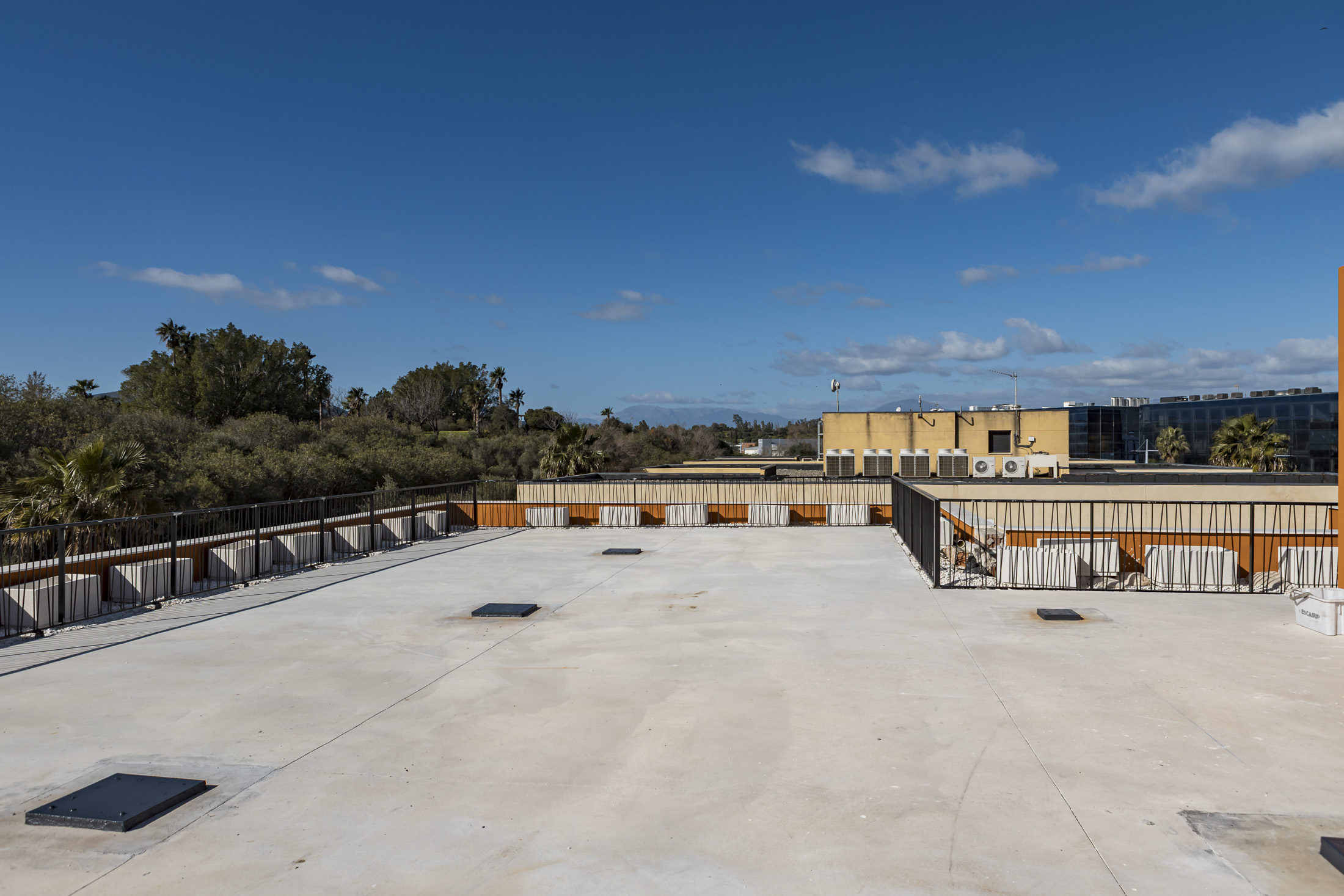 Terraza principal del edificio MC8